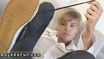 sex 裸の男ダコタは裸になり床に横になり彼のギャムを置きます porn
