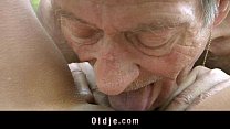sex 痩せた老人はアナル21セクシーな長髪のブロンドをします porn