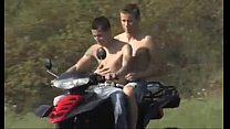 sex アウトドアを楽しんでいる男の子 porn