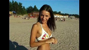 sex この十代のヌーディストは公共のビーチで裸になります porn