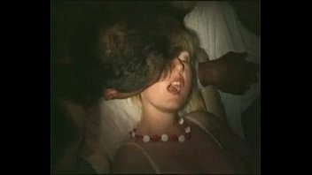 sex sexxysan мастурбирует в публичном театре porn
