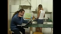 sex британская падчерица соблазняет на кухне для секса porn
