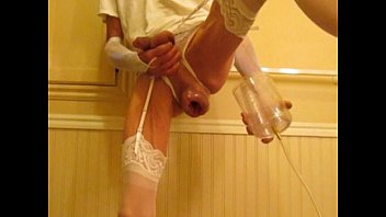 sex 大きなパイパンコックボールお尻と拳のファックをポンピング porn