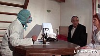 sex старая невеста трахается в жопу у гинеколога в тройничке с мужем porn
