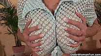 sex мамафутболистка с большими сиськами обрабатывает свою зрелую киску дилдо porn