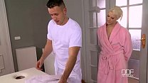 sex чешская блонди получает массаж и делает минет porn