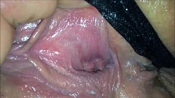 sex возбужденная киска трахает пальцами крупным планом porn