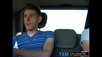 sex сексуальный твинк josh hancock удивляет тройничком на заднем сиденье porn