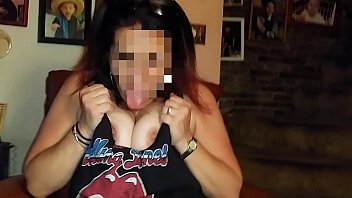 sex брюнеткажена устраивает шоу с игрой сисек для муженька porn