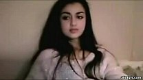 sex красивая индийская женщина с длинными черными волосами в халате сидя на кровати porn