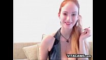 sex симпатичная шлюшка показывает свои большие сиськи porn