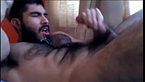 sex 肉付きの良い毛むくじゃらの男が彼の口に絶頂 porn