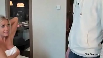 sex возбужденная юная сучка трахает трех мужиков одного за другим porn
