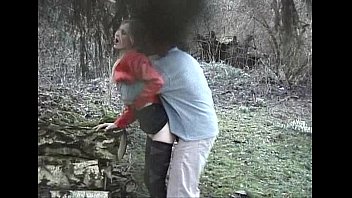 sex сладкую блондинку трахнули в лесу porn