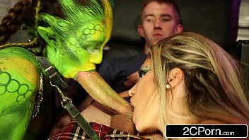 sex чувак с большим хуем бурит две инопланетные киски одновременно porn