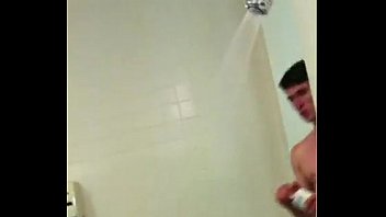 sex ジムのシャワーで素敵なお尻の男の子をスパイ porn