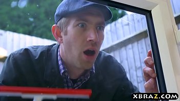 sex мойщик окон трахает грудастую офисную сучку своим большим членом porn