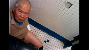 sex корона поймана за дрочкой в общественном туалете porn