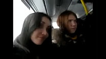 sex ロシアの女の子はバスで露出症の見知らぬ人と浮気します porn