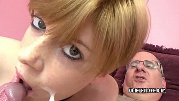 sex возбужденная красотка ава литтл получает большой камшот на лицо от гика porn