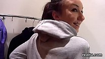 sex очаровательного чешского котенка соблазнили в гипермаркете и трахнули в видео от первого лица porn