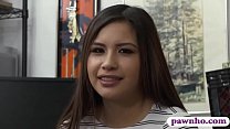 sex брюнеткакрошка закладывает свою щель и трахается с мужикомпешкой porn