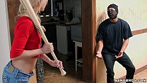 sex bangbros小さなブロンドが侵入者を吸います porn