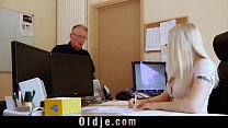 sex молодая секретарша делает двойной минет трахает в рот камшот для босса большой старый член porn