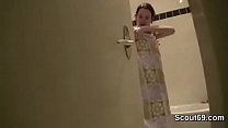 sex брат застукал сводную сестру в ванной и соблазнил трахнуть ее в задницу porn