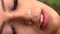 sex ホットブルネットベイビーキティジェーンは彼女の剃った猫を屋外で運指します porn