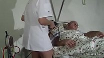 sex медсестра помогает старикам трахаться в больнице porn