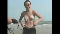sex девушка проиграла пари что ей пришлось раздеться на пляже porn