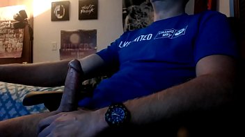 sex атлетичный парень из колледжа показывает член подруге перед камерой porn