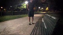 sex молодой парень полностью раздевается в общественном парке почти пойманный велосипедистом porn