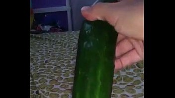 sex мастурбирует огурцом porn