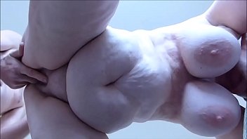 sex зрелую толстушку с огромными сиськами трахнули сзади в любительском видео porn