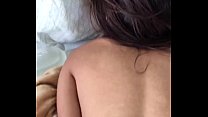 sex 小柄な茶色の女の子は彼女がオルガスムを持っている間彼女の背中に絶頂を得る porn