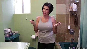 sex over40 грудастая милфа дрочит в видео от первого лица porn