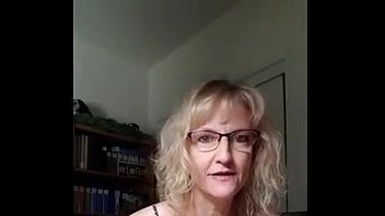sex зрелая милфа обожает смотреть порно и мастурбировать porn
