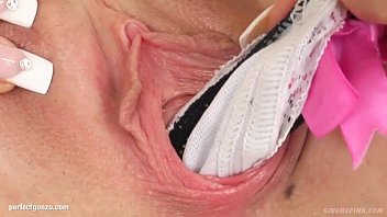 sex bambi мастурбирует пальцами на give me pink porn