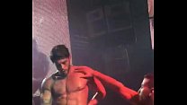 sex ミルクバスを取っているゴーゴーの男の子 porn