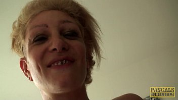 sex татуированная британская шлюшка грубо ругала в задницу мужланом porn