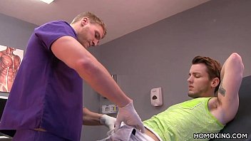 sex 彼のハンサムな患者を吸うゲイの医者 porn