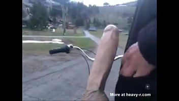 sex 自転車のコンソールに座っている porn