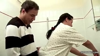 sex お母さんは掃除中に手探りして犯された porn