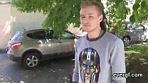 sex парень без гроша в кармане позволяет противному приятелю долбить своего товарища за деньги porn