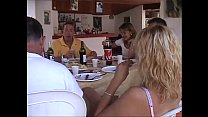 sex ランチテーブルで夕食は乱交に変わります porn
