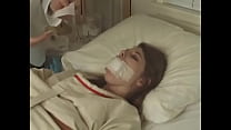 sex хорошенькая брюнетка в смирительной рубашке привязана ко рту к постели в больнице porn