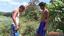 sex ラテン系のゲイの男の子はコックを吹くために屋外でストリップします porn