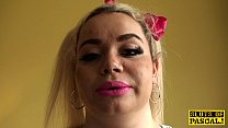 sex сквиртящая нижняя шлюшка мастурбирует игрушкой ее влажную вагину porn